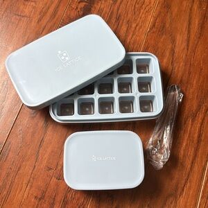 NWT 2 Pack Bezioner Portable Ice Cube Trays Bourbon Drinks BLUE